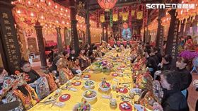 澎湖特色「祀軟宴」眾神齊聚排排坐用餐畫面。（圖/寶島神很大 提供）