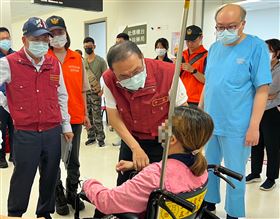 ▲侯友宜探望三峽車禍傷者（圖／新北市政府提供） 