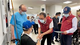 ▲侯友宜探望三峽車禍傷者（圖／新北市政府提供） 