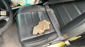 台中，中橫便道，5公斤落石，砸破擋風玻璃，乘客大腿被砸傷(圖／谷關工務段提供)