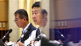 陳世凱說明高齡駕駛人駕駛管理制度交通部20日晚間召開「高齡駕駛人駕駛管理制度」說明記者會，由交通部長陳世凱（右）主持及說明，現場並回應媒體提問。中央社記者翁睿坤攝  114年5月20日