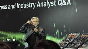 ▲黃仁勳強調AI基礎設施將遍佈全球，如同當年的網際網路，而台灣在AI基礎建設扮演關鍵角色，工廠建設如火如荼進行中。不過，中國AI市場佔了很大份額，黃仁勳呼籲政策應重新審視出口限制，他更直言若缺席中國市場將影響全球產業鏈。（圖／記者師瑞德攝影）