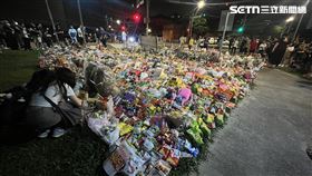 昨（20）日晚間9時許仍聚集大批人潮，周遭也屢傳違停狀況，警方也於現場控管得十分辛苦。（圖／記者黃翎瑄攝）