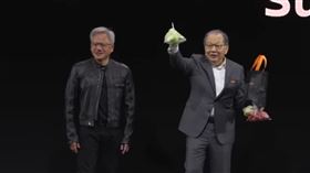 ▲獨家／黃仁勳此行最大遺憾　水果阿婆透露未能見上一面祕辛（圖／翻攝自COMPUTEX TAIPEI） 聯發科蔡力行送水果給黃仁勳 通化街夜市