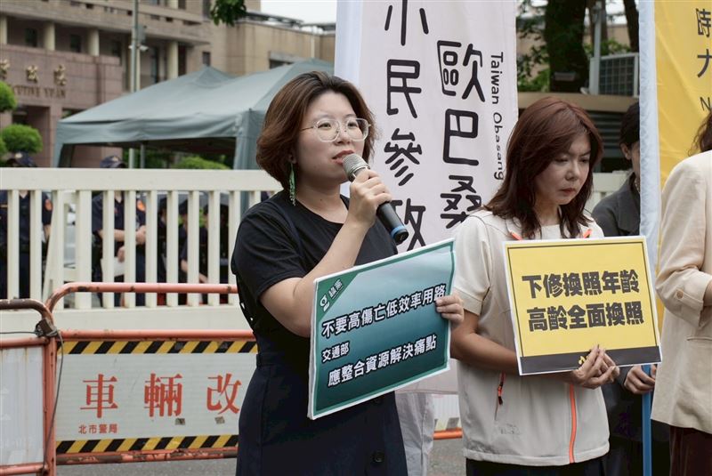 民團上街訴求交通改革，下修換照年齡、高齡全面換照。（資料照）