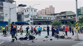 ▲三峽車禍事故現場血跡斑斑，學生考卷和筆記散落一地，怵目驚心。（圖／翻攝畫面）