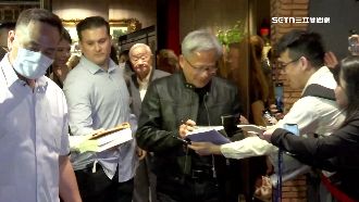 大批粉絲站著等3小時　只為要黃仁勳簽名