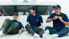 李銘順（右起）、范少勳、李銘忠體驗遊艇的設施。（圖／公視提供）