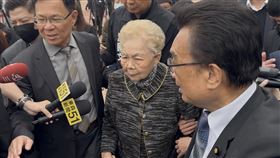 柯文哲父親告別式  柯媽離開會場前台北市長柯文哲涉京華城等案遭羈押，他的父親柯承發病逝，10日在新竹舉行告別式，公祭結束後，柯媽何瑞英（前中）由多人攙扶離開會場。中央社記者魯鋼駿攝  114年3月10日