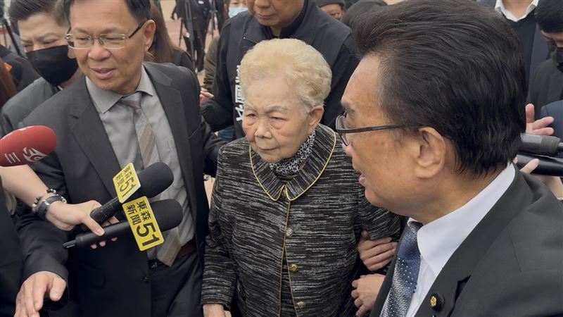 探視柯媽　陳昭姿：她兩隻腳肌肉明顯萎縮