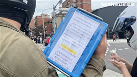 今（21）日上午來致意的民眾紛紛表示，尊重當地公所的決定，認為心意有送達家屬與逝者就是最好的結果了。（圖／記者黃翎瑄攝）