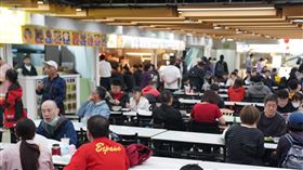 士林市場B1美食街重新開幕（3）台北市士林市場B1美食街長期有通風狀況不好等情形，市場處表示，美食街的空調及共食區已進行整修，且設置如百貨公司餐飲區的共食區。圖為不少民眾25日在寬敞的空間享用晚餐。中央社記者徐肇昌攝　114年4月25日