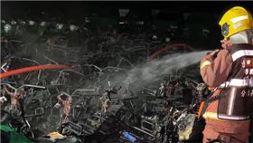  新北市新店區郵政路、青潭郵局的戶外停車場內發生火警。（圖／翻攝畫面）