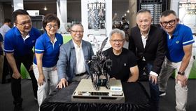 穎為黃仁勳打造「AI機器兔」，皮衣、眼鏡、噴射背包一應俱全，超吸睛。（圖／緯穎提供）