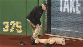 ▲一名男子在海盜主場墜落。（圖／美聯社／達志影像）