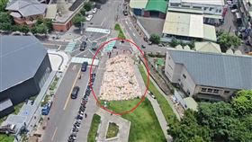 追思物資佔草皮面積約400平方公尺，範圍寬廣。（圖／翻攝畫面）