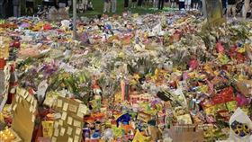 新北市三峽區前（19）日下午4時許發生一起奪命車禍。78歲余姓老翁開車行經國光、國成街口時，因不明原因失速暴衝，造成3死12傷的悲劇。而昨（20）日下午民眾自發性號召前往事發地進行追思會，現場也因此湧入大批民眾獻上花束、零食與玩具等物資