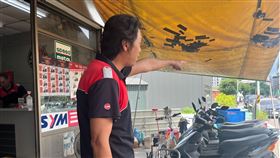 三峽車禍 機車行兄弟衝現場疏導交通新北市三峽北大國小外19日重大車禍釀多人死傷，附近的機車行老闆陳蘇偉、哥哥陳國寶立刻協助疏導交通，避免二次事故，並喊「有人會CPR嗎？」陳國寶（圖）受訪時說，只是盡力做能做的事。中央社記者趙敏雅攝 114年5月21日