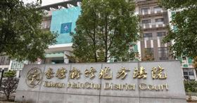 ▲高姓男子2023年行經新竹市要右轉時，未依規定禮讓直行車輛遭比中指，他竟暴打對方，遭新竹地院判處拘役20天。（圖／報系資料照）