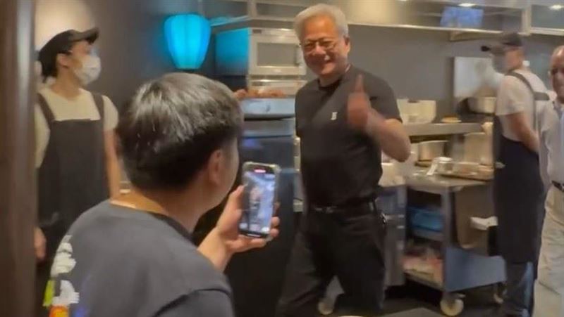 霸氣掃粽嗑腿庫　黃仁勳現蹤