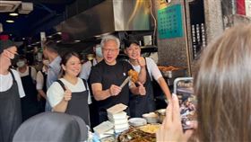 黃仁勳夫婦親自現身四平街「富霸王豬腳」，親民排隊、夾腿庫，掀起現場粉絲暴動！（圖／Threads＠greenyei授權同意）