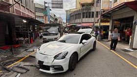 不滿妻子外遇，苗栗三義，男開保時捷衝撞民宅，三義市場(圖／翻攝畫面)