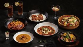 煙波集團新推出一泊二饗住房專案以「黑饌之巔」為主題，全台八間館別餐廳將各別全新推出雙人和四人分饗餐，盡情享受最珍貴「美國極黑和牛」和「西班牙伊比利黑豚」，及在地名店食材餐點華麗變化出創意料理的多元組合，於6月1日至11月30日登場。圖為台南館「四人分饗」套餐。（圖／飯店旅宿業者提供）