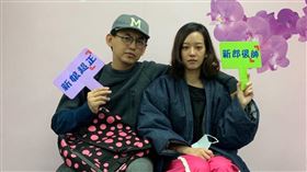 黃子佼孟耿如結婚登記時拍下的甜蜜身影。（圖／翻攝自臉書）
