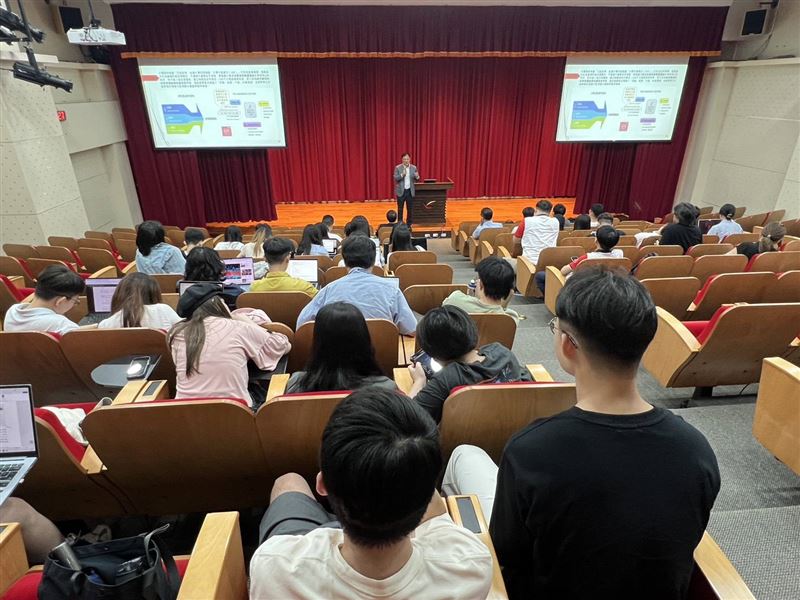 金士懿博士以〈從關稅壓力到碳競爭力:USR導向的碳治理戰略分析〉為題發表專題演講