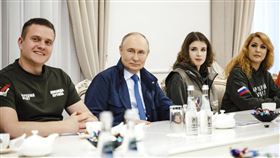 俄羅斯總統普丁（左二）在俄羅斯庫斯克州與志工舉行會議。（圖／美聯社／達志影像）