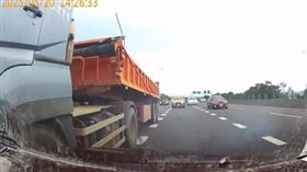 砂石車匝道猛撞轎車打轉。（圖／翻攝畫面）