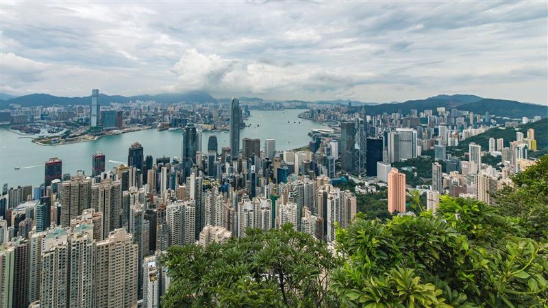 網友以香港少子化房價照樣噴比喻台灣，專家則認為不可一概而論。（圖／翻攝自Pexels）