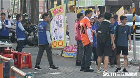 ▲大罷免攤位擺設在台南球場外人行道。（圖／記者黃耿誼攝影）