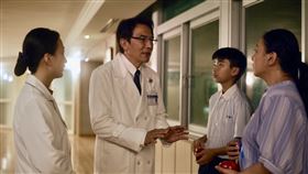 張書豪飾演加護病房主任蘇文麟醫師。戴立忍飾演趙有誠院長(右)。（圖／大愛提供）