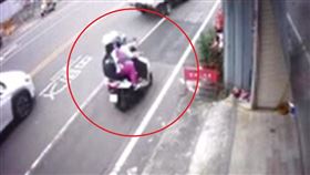 台中市太平區發生死亡車禍，19歲朱姓女騎士摔車身亡。（圖／翻攝畫面）
