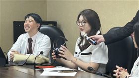 ▲梁赫群老婆Stacey（右）以耳中風康復患者身份出席台北榮總記者會。（圖／記者簡浩正攝影）