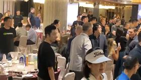 黃仁勳晚間在台北士林區的「台南海鮮會館」包下30桌，宴請約300名員工。（圖／三立電視台）