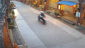 騎士多次狂飆時速70穿越三峽老街。（圖／翻攝自臉書粉絲專頁「三峽老街」）