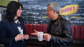 ▲黃仁勳回年少時打工的丹尼餐廳餐廳與執行長話當年。（圖／翻翻攝自 NVIDIA BLOG Valade-Huang-Dennys-scaled）