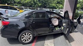彰化女中校門口發生一起自撞車。（圖／翻攝畫面）