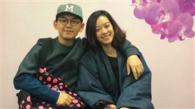 黃子佼孟耿如結婚登記時拍下的甜蜜身影。（圖／翻攝自臉書）