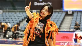 ▲領航猿拿下PLG總冠軍，啦啦隊Pilots Crew成員趙娟週披彩帶。（圖／記者劉彥池攝影）