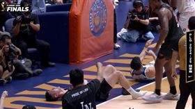 ▲PLG冠軍賽G7，富邦勇士前鋒林志傑防守盧峻翔落地受傷，左手手腕嚴重變形。（圖／翻攝自PLG聯盟YT頻道）