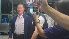 檢調查幽靈連署 國民黨宜縣黨部主委林明昌移送地檢宜蘭地檢署偵辦民進黨立委陳俊宇遭幽靈連署罷免案，國民黨宜蘭縣黨部主委林明昌（左）22日凌晨遭移送宜蘭地方檢察署接受複訊時強調，司法會還他清白。中央社記者沈如峰宜蘭縣攝 114年5月22日