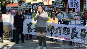 名間鄉長陳翰立聲援抗議民眾，針對興建焚化爐發表反對立場。（讀者提供）