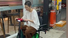 曹雅雯剃頭照顧病父。(圖／翻攝自IG）