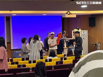 葉丙成演講遭學生洗臉　完整火爆影片曝光