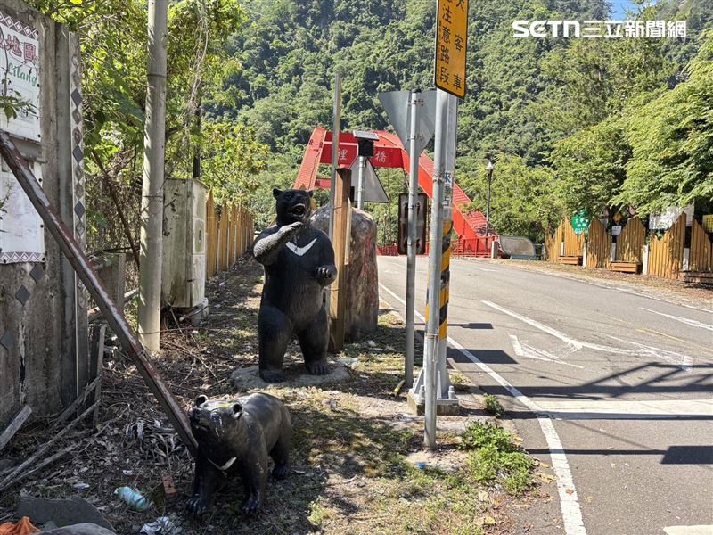 進入裡冷部落前的裡冷橋,不少遊客都發現矗立一對小黑熊母子的大型裝置藝術,不過其中的小黑熊竟然離奇消失,警方從監視器發現是一名老翁把他「帶回家」。(圖/翻攝畫面)