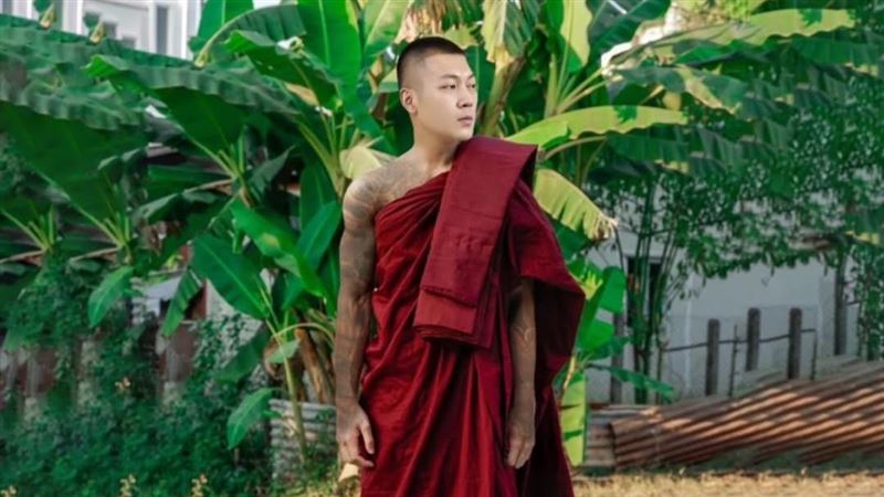 網紅鳳梨突曬出家照　認了：在走修行路
