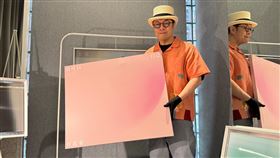 蔡康永親臨現場為畫展延期親自布展。（圖／潮洋行提供）